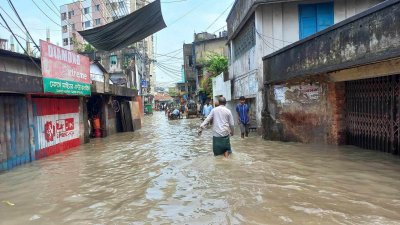 বহু ব্যবসা প্রতিষ্ঠানে পানি ঢুকেছে