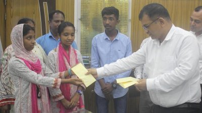 জিপিএ-৫ পাওয়া তিন জনকে আর্থিক সহায়তা