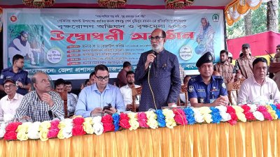 পিরোজপুর শহরের কেন্দ্রীয় শহীদ মিনার চত্বরে বৃক্ষরোপণ ও বৃক্ষমেলার উদ্বোধনী অনুষ্ঠানে বক্তব্য রেখেছেন প্রাণিসম্পদমন্ত্রী শ ম রেজাউল করিম