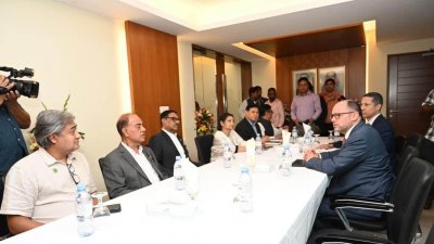 আ.লীগ নেতাদের সঙ্গে বৈঠকে মার্কিন রাষ্ট্রদূত
