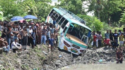 দুর্ঘটনাকবলিত বাস