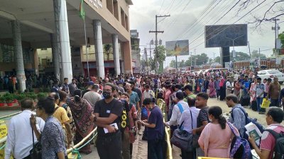 বেনাপোল স্থলবন্দরে ভারতগামী যাত্রীদের দীর্ঘ লাইন