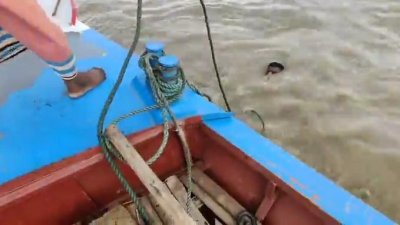ইঞ্জিনচালিত একটি ট্রলারের সাহায্যে ওই যুবককে উদ্ধার করা হয়