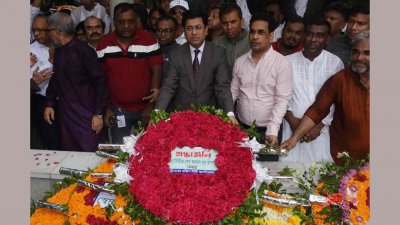 শেখ কামালের সমাধিতে শ্রদ্ধা জানাচ্ছেন মেয়র তাপস