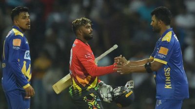 হাসারাঙ্গা ব্যাটে-বলে দাপট দেখান