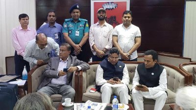 বিমানবন্দরে আওয়ামী লীগ প্রতিনিধি দলের সদস্যরা