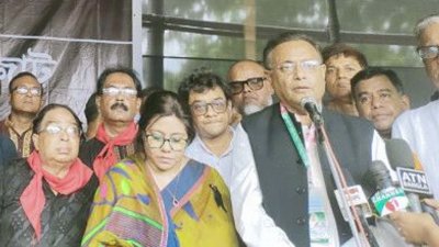 সাংবাদিকদের সঙ্গে কথা বলছেন তথ্যমন্ত্রী ড. হাছান মাহমুদ