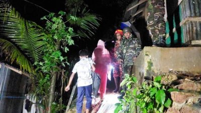 বৃষ্টি উপেক্ষা করে বাড়ি বাড়ি গিয়ে মানুষকে নিয়ে আসা হয় আশ্রয়কেন্দ্রগুলোতে