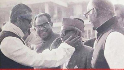 কী গভীর আত্মবিশ্বাস, বন্ধু ভেবে খন্দকার মোশতাকের গালে হাত বুলিয়ে দিচ্ছেন বঙ্গবন্ধু, ছবি: সংগৃহীত
