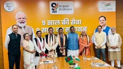 বিজেপি নেতাদের সঙ্গে আওয়ামী লীগ প্রতিনিধি দলের সদস্যরা