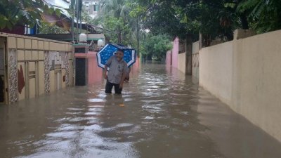 চট্টগ্রাম নগরীর বিভিন্ন সড়কে জলাবদ্ধতা