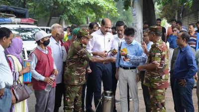 টিআই  প্রয়োগ কার্যক্রম দেখছেন ডিএনসিসি মেয়র মো. আতিকুল ইসলাম