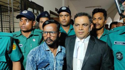 আদালত প্রাঙ্গণে হিরো আলম