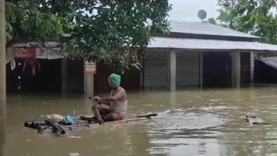 উজান থেকে আসা পাহাড়ি ঢলের পানি লোকালয়ে আসছে