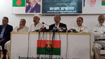 সংবাদ সম্মেলনে বক্তব্য রাখছেন মির্জা ফখরুল ইসলাম আলমগীর