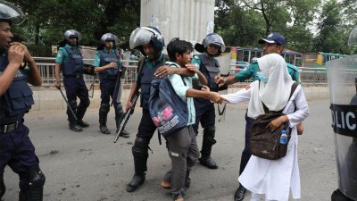 কয়েকজন শিক্ষার্থীকে শাহবাগ থানায় নেওয়া হয়েছে। ছবি:  নাসিরুল ইসলাম