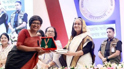পুরস্কার তুলে দিচ্ছেন প্রধানমন্ত্রী শেখ হাসিনা