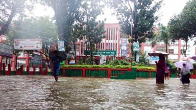 টানা বৃষ্টিতে সরকারি আজিজুল হক কলেজের সামনের সড়কে জলাবদ্ধতা