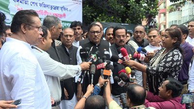 সাংবাদিকদের সঙ্গে কথা বলছেন ওবায়দুল কাদের