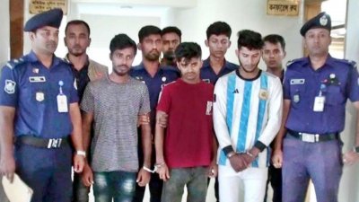 পুলিশের হাতে গ্রেফতার আসামিরা