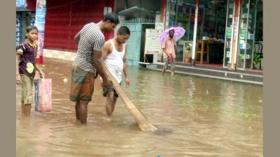 রাস্তায় ওঠা পানিতে মাছ ধরা হচ্ছে