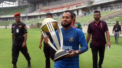 বিশ্বকাপ ট্রফি হাতে মুশফিক