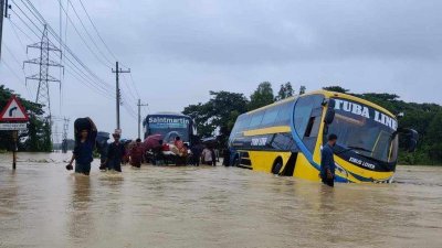 পানির কারণে গাড়ি চলাচল করতে পারছে না
