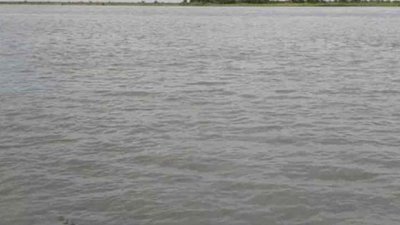 নৌকা ডুবে নিখোঁজ চার জনের মধ্যে এক শিশুর লাশ উদ্ধার করা হয়েছে