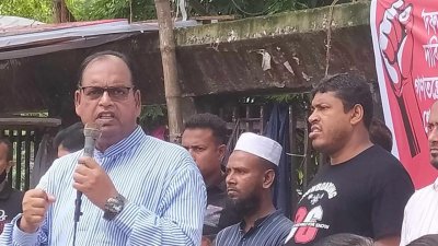 প্রতিবাদ সভা বক্তব্য দিচ্ছেন শামসুজ্জামান দুদু