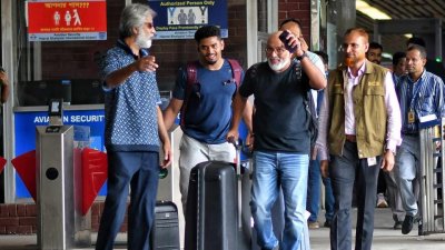 ছেলেকে নিয়ে বিমানবন্দরে হাথুরুসিংহে।