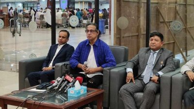 দেশে ফিরে বিমানবন্দরে সাংবাদিকদের সঙ্গে কথা বলেন লেফটেন্যান্ট কর্নেল (অব.) এ কে এম সুফিউল আনাম