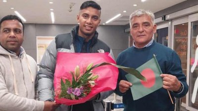 ক্লাব কর্মকর্তাদের সঙ্গে জামালের ছবিটি পোস্ট করা হয়েছিল।