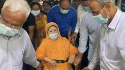 বেগম জিয়াকে হাসপাতালে ভর্তি করানোর পরামর্শ দিয়েছেন চিকিৎসকরা