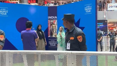 ট্রফির সঙ্গে ছবি ‍তুলছেন দর্শনার্থীরা।