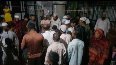 সন্ধ্যায় পুকুর থেকে মরদেহ উদ্ধার করে স্থানীয়রা। ছবি:  বাংলা ট্রিবিউন