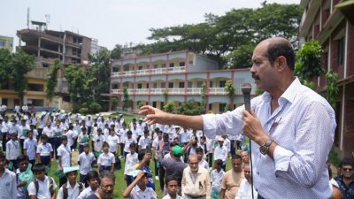 কথা বলছেন ডিএনসিসি মেয়র আতিকুল ইসলাম