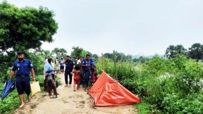 নদের পাড়ে তাঁবু টানিয়ে রাখা হয়েছে অসুস্থ চাঁন মিয়াকে