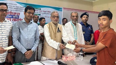 শিক্ষাবৃত্তির চেক বিতরণ করছেন পরিবেশমন্ত্রী মো. শাহাব উদ্দিন