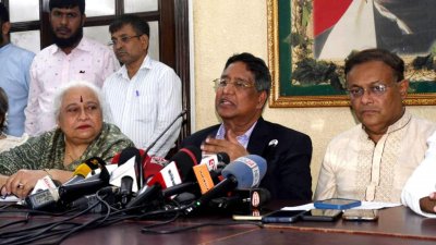 সফর পরবর্তী সংবাদ সম্মেলনে আওয়ামী লীগের প্রতিনিধি দলের সদস্যরা