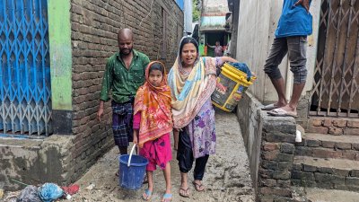 আট দিন পর পানি নেমে যাওয়ায় বন্যাদুর্গতরা বাড়ি ফিরতে শুরু করেছেন