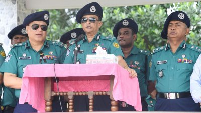 পুলিশ লাইন্সে অনুষ্ঠিত গ্র্যান্ড রোল কলে ডিএমপি কমিশনার