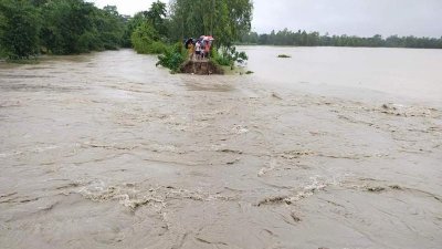 বন্যায় প্লাবিত হয়েছে পুকুর ও মাছের ঘের
