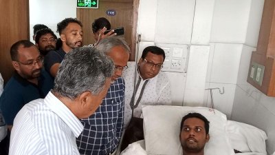 হাসপাতালে চিকিৎসাধীন যুবদল নেতা লিটন মণ্ডলকে দেখতে যান আমির খসরু মাহমুদ চৌধুরী