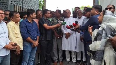 সাংবাদিকদের সঙ্গে কথা বলছেন মির্জা ফখরুল ইসলাম আলমগীর