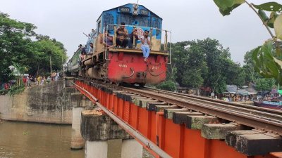 সেতুতে ট্রেন