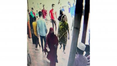 নবজাতক চুরিতে অভিযুক্ত নারী (সামনে কালো বোরখা পরা)
