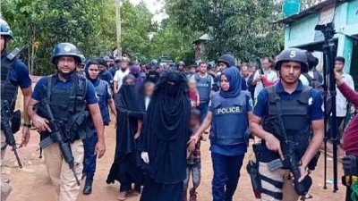 ঘিরে রাখা বাড়ি থেকে বেশ কয়েকজনকে আটক করে নিয়ে যাচ্ছে পুলিশ