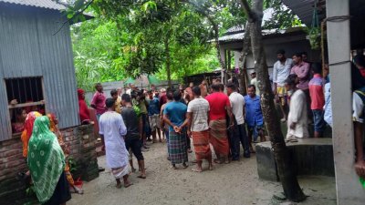 ঘটনাস্থলে স্থানীয় মানুষদের ভিড়