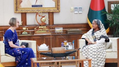 প্রধানমন্ত্রী শেখ হাসিনার সঙ্গে সাক্ষাৎ করেন ব্রিটিশ হাইকমিশনার সারাহ কুক (ছবি: ফোকাস বাংলা)