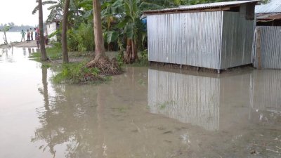 তিস্তা তীরবর্তী নিম্নাঞ্চলের বাড়িঘরে পানি প্রবেশ করতে শুরু করেছে